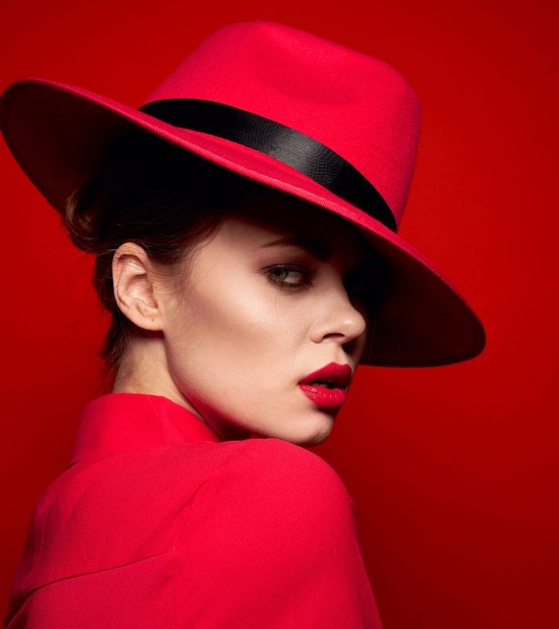 Kırmızı Kadın Şapkası